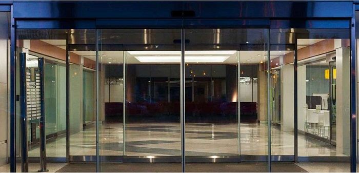 lineaire Portes coulissantes automatiques pour entr&eacute;es commerciales : co&ucirc;t, options et conformit&eacute; aux normes d&rsquo;accessibilit&eacute;