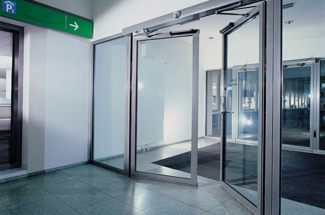 Porte battante automatique - entra&icirc;nement visible